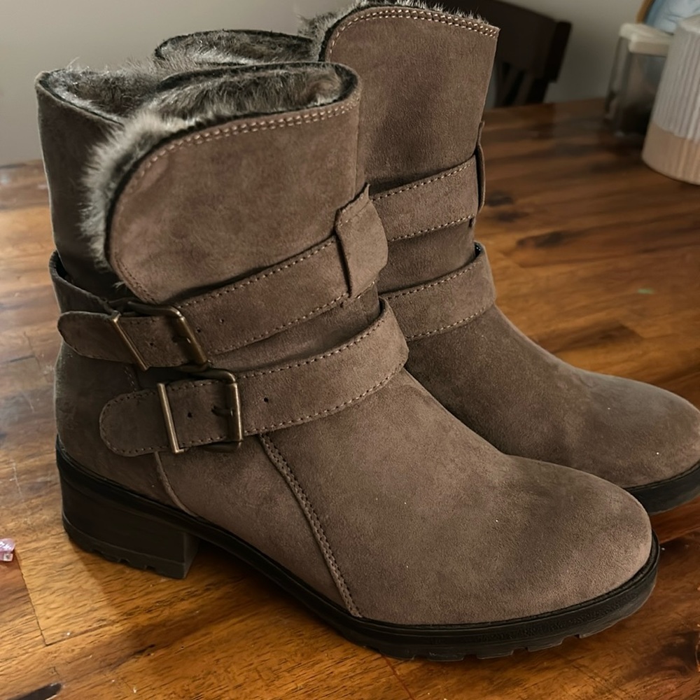 White Mountain Women's Brand New Faux Fur Lined Tan Suede Ankle Boots..Size: 7.5